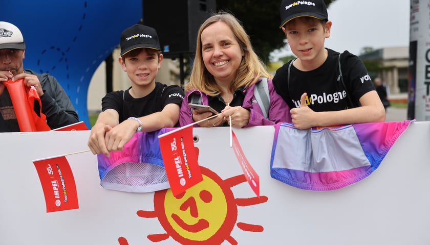 Zawodnicy i kibice na starcie 82. Tour de Pologne przy Hali Stulecia
