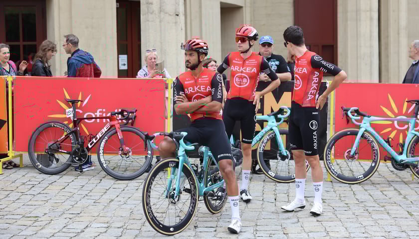 Zawodnicy i kibice na starcie 82. Tour de Pologne przy Hali Stulecia