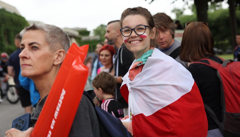 Zawodnicy i kibice na starcie 82. Tour de Pologne przy Hali Stulecia