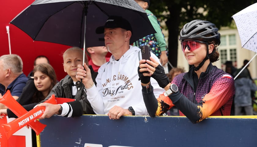 Zawodnicy i kibice na starcie 82. Tour de Pologne przy Hali Stulecia