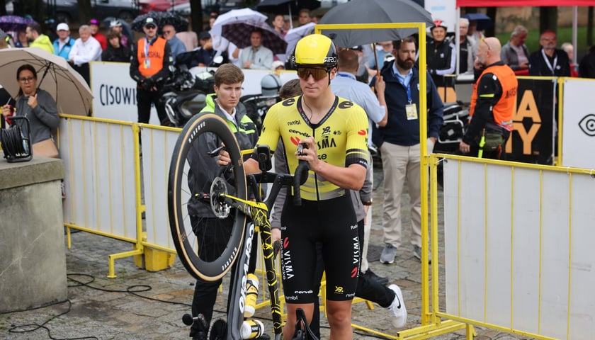 Zawodnicy i kibice na starcie 82. Tour de Pologne przy Hali Stulecia