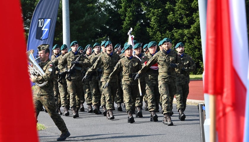 W sobotę 9 sierpnia żołnierze odbywający przeszkolenie w ramach programu Wakacje z Wojskiem złożyli uroczystą przysięgę wojskową na sztandar 10 Wrocławskiej Brygady Łączności