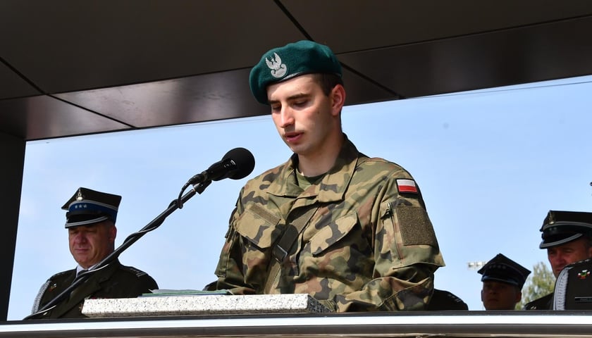 W sobotę 9 sierpnia żołnierze odbywający przeszkolenie w ramach programu Wakacje z Wojskiem złożyli uroczystą przysięgę wojskową na sztandar 10 Wrocławskiej Brygady Łączności