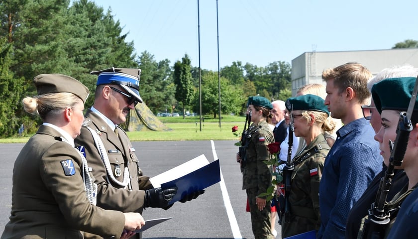 W sobotę 9 sierpnia żołnierze odbywający przeszkolenie w ramach programu Wakacje z Wojskiem złożyli uroczystą przysięgę wojskową na sztandar 10 Wrocławskiej Brygady Łączności