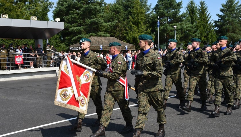 W sobotę 9 sierpnia żołnierze odbywający przeszkolenie w ramach programu Wakacje z Wojskiem złożyli uroczystą przysięgę wojskową na sztandar 10 Wrocławskiej Brygady Łączności