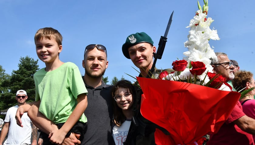 W sobotę 9 sierpnia żołnierze odbywający przeszkolenie w ramach programu Wakacje z Wojskiem złożyli uroczystą przysięgę wojskową na sztandar 10 Wrocławskiej Brygady Łączności