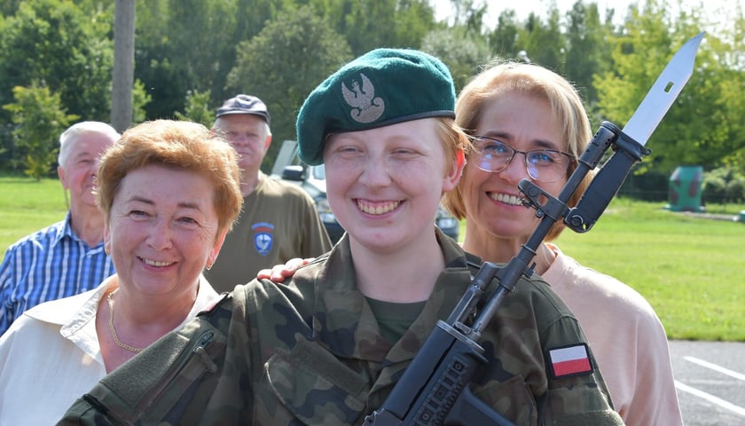 W sobotę 9 sierpnia żołnierze odbywający przeszkolenie w ramach programu Wakacje z Wojskiem złożyli uroczystą przysięgę wojskową na sztandar 10 Wrocławskiej Brygady Łączności