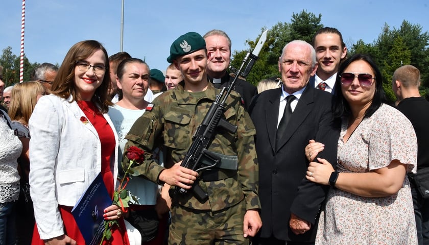 W sobotę 9 sierpnia żołnierze odbywający przeszkolenie w ramach programu Wakacje z Wojskiem złożyli uroczystą przysięgę wojskową na sztandar 10 Wrocławskiej Brygady Łączności