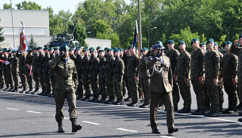 W sobotę 9 sierpnia żołnierze odbywający przeszkolenie w ramach programu Wakacje z Wojskiem złożyli uroczystą przysięgę wojskową na sztandar 10 Wrocławskiej Brygady Łączności