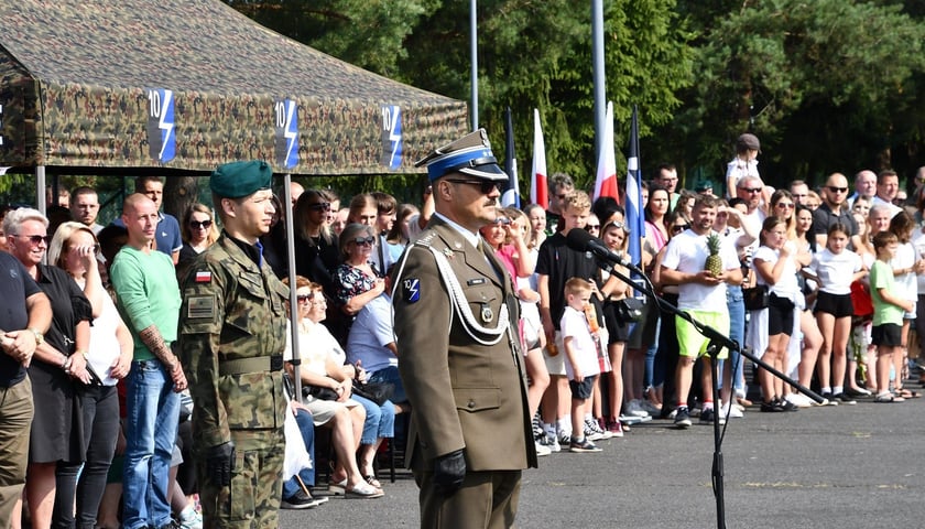 W sobotę 9 sierpnia żołnierze odbywający przeszkolenie w ramach programu Wakacje z Wojskiem złożyli uroczystą przysięgę wojskową na sztandar 10 Wrocławskiej Brygady Łączności