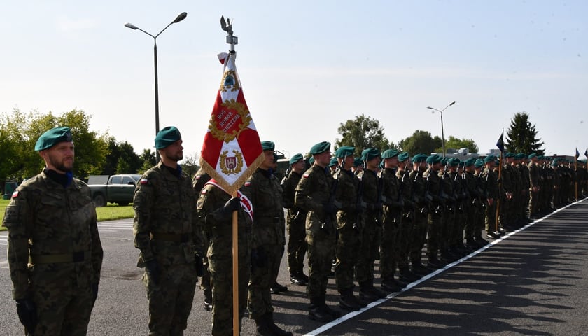 W sobotę 9 sierpnia żołnierze odbywający przeszkolenie w ramach programu Wakacje z Wojskiem złożyli uroczystą przysięgę wojskową na sztandar 10 Wrocławskiej Brygady Łączności
