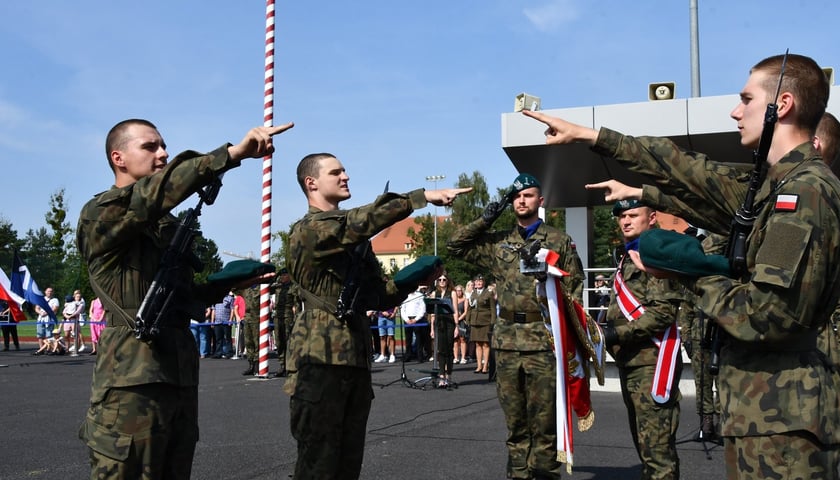 W sobotę 9 sierpnia żołnierze odbywający przeszkolenie w ramach programu Wakacje z Wojskiem złożyli uroczystą przysięgę wojskową na sztandar 10 Wrocławskiej Brygady Łączności