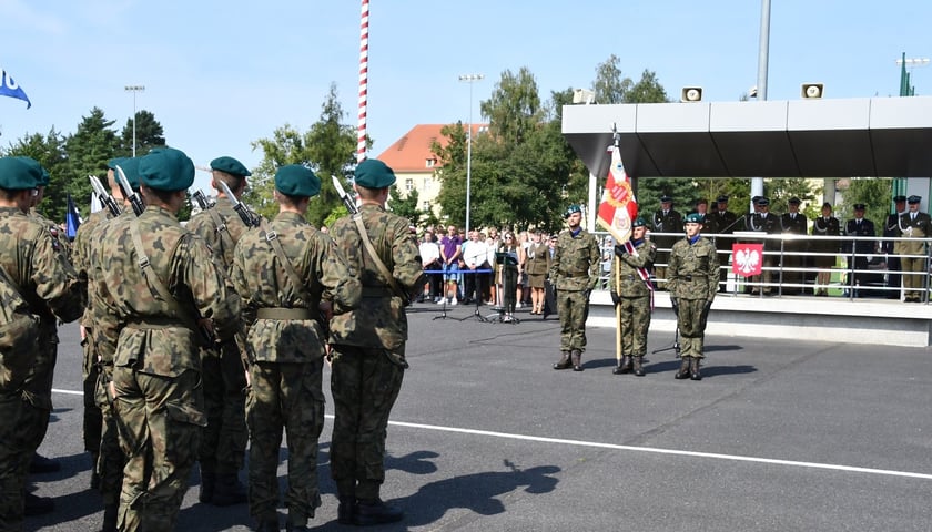 W sobotę 9 sierpnia żołnierze odbywający przeszkolenie w ramach programu Wakacje z Wojskiem złożyli uroczystą przysięgę wojskową na sztandar 10 Wrocławskiej Brygady Łączności