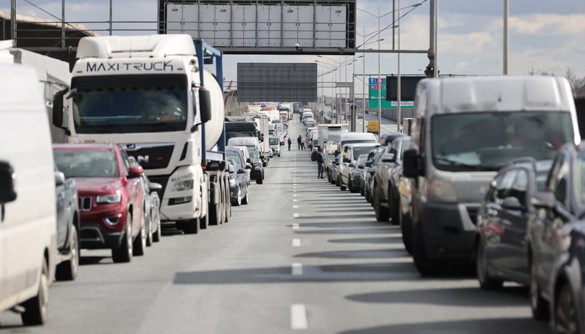 Samochody stoją w korku na autostradzie, zdjęcie ilustracyjne