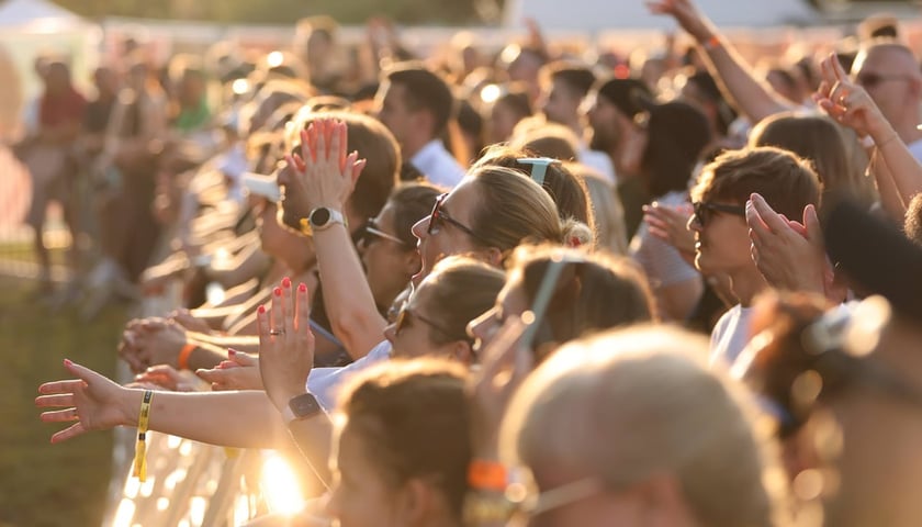 Слухачі концерту у сонячному світлі / ілюстрація