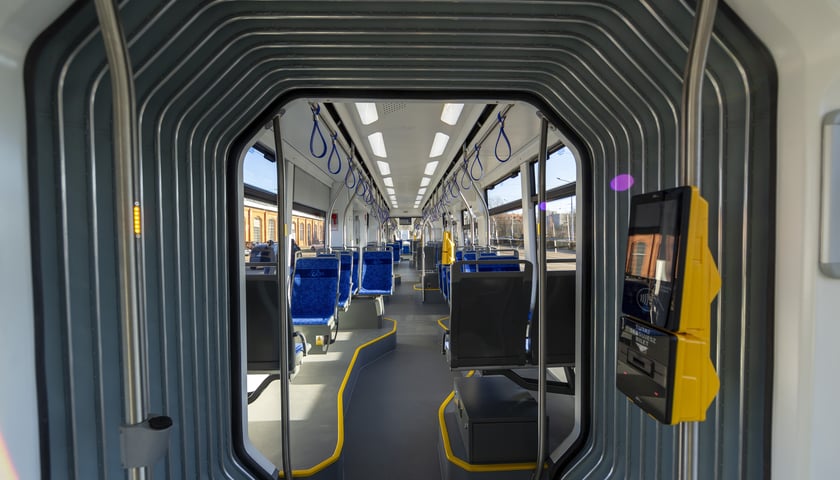 Wnętrze tramwaju z kasownikiem