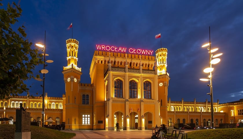 W kierunku Ukrainy jeżdżą jeszcze pociągi z Wrocławia. Odwołano natomiast samoloty. Sytuacja cały czas się zmienia