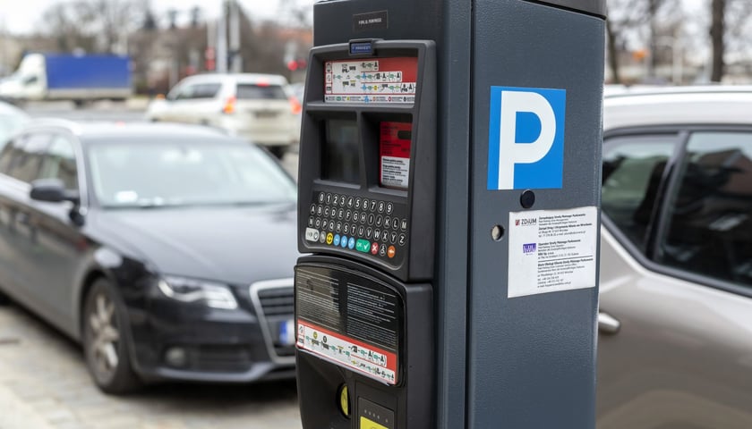 Parkometr w strefie płatnego parkowania 