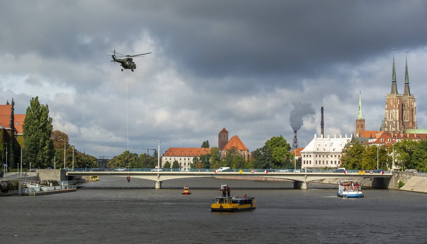 Manewry straży pożarnej na Odrze - śmigłowiec, statek
