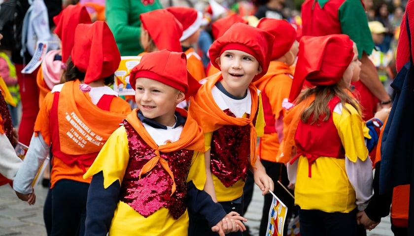 Wielka Wrocławska Parada Krasnoludków otworzyła Wrocławski Festiwal Krasnoludków 2025. Na zdjęciu grupa dzieci