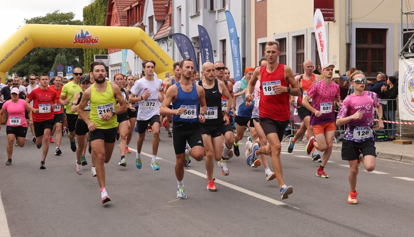 33. Bieg Solidarności - start zawodników w biegu głównym   