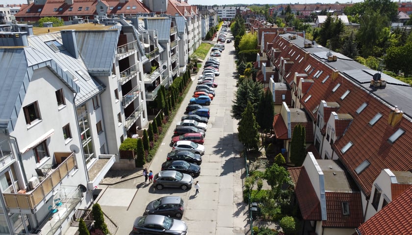 Domy, zaparkowane samochody  na ul. Czerniawskiej (widok z góry)