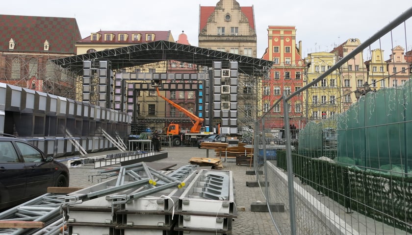 Montują „ruchome głowy” na sylwestra