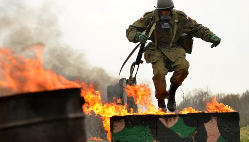 Żołnierze ćwiczyli na torze napalmowym