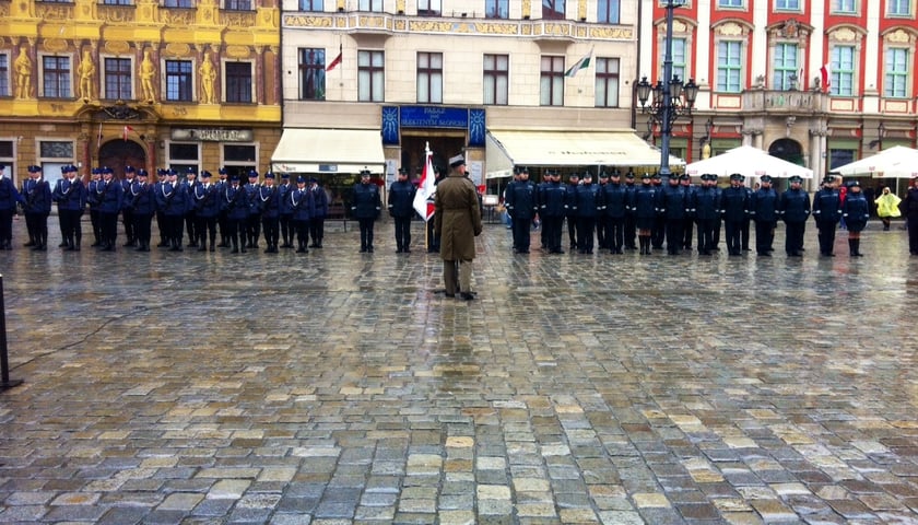 Defilada i salwa z okazji Dnia Flagi