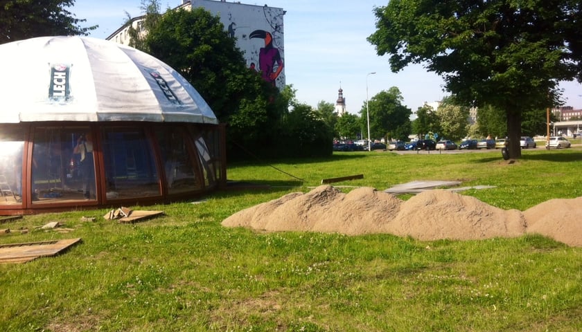 Usypują plażę w centrum miasta (ZDJĘCIA+WIDEO)