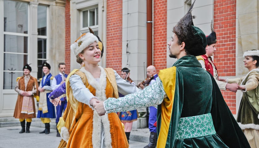Występ zespołu Jedliniok. Na zdjęciu tańcząca para młodych ludzi w strojach z epoki