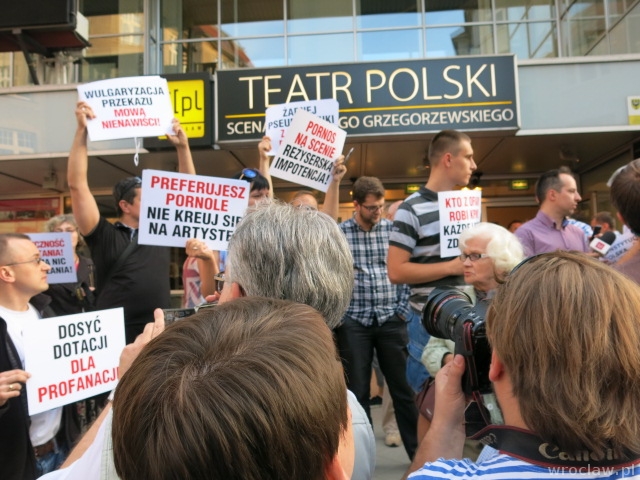 Protesty przed „Golgota Picnic” w Teatrze Polskim