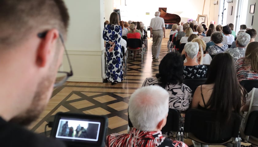 Zdjęcie ilustracyjne -  publiczność podczas jednego z wydarzeń w Domu Edyty Stein we Wrocławiu