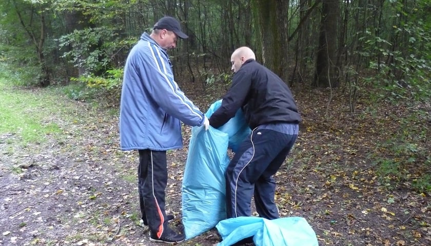 Więźniowie zbierają śmieci