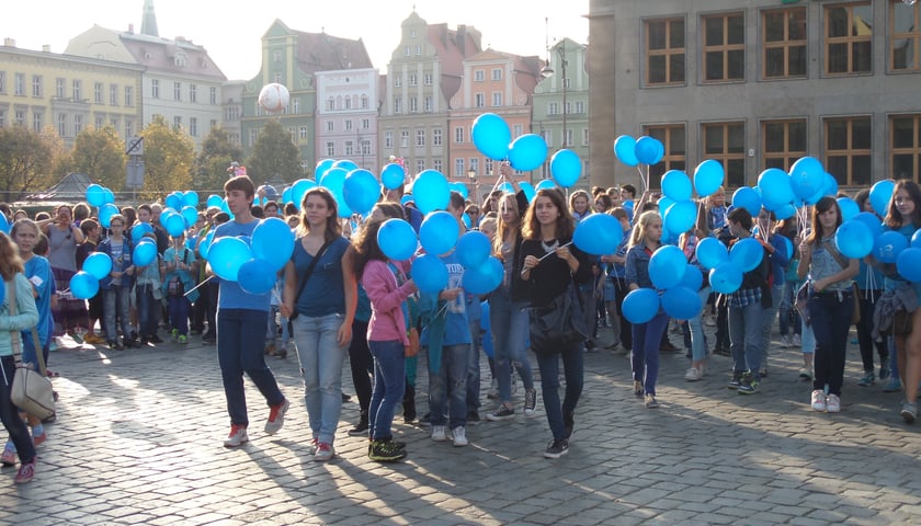 Niebieskie serce na wrocławskim Rynku