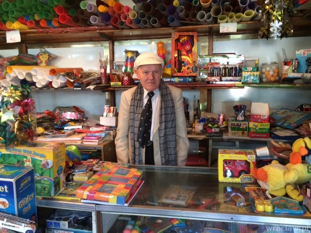 Wielki człowiek w małym sklepie