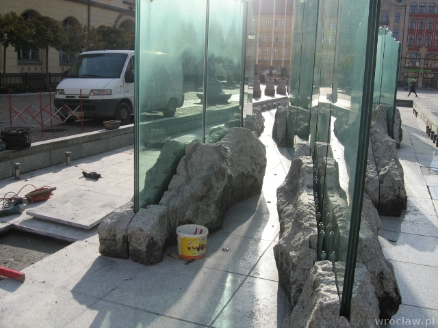 Co robią przy fontannie na pl. Gołębim?