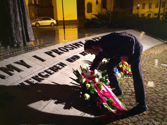 Złożono kwiaty pod pomnikiem kard. Kominka