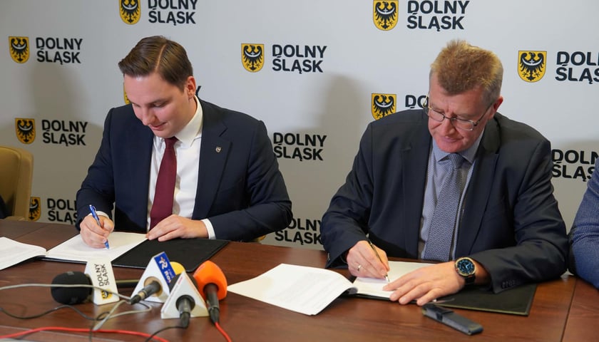 Podpisanie umowy na remont odcinka drogi wojewódzkiej nr 346  w Urzędzie Marszałkowskim.