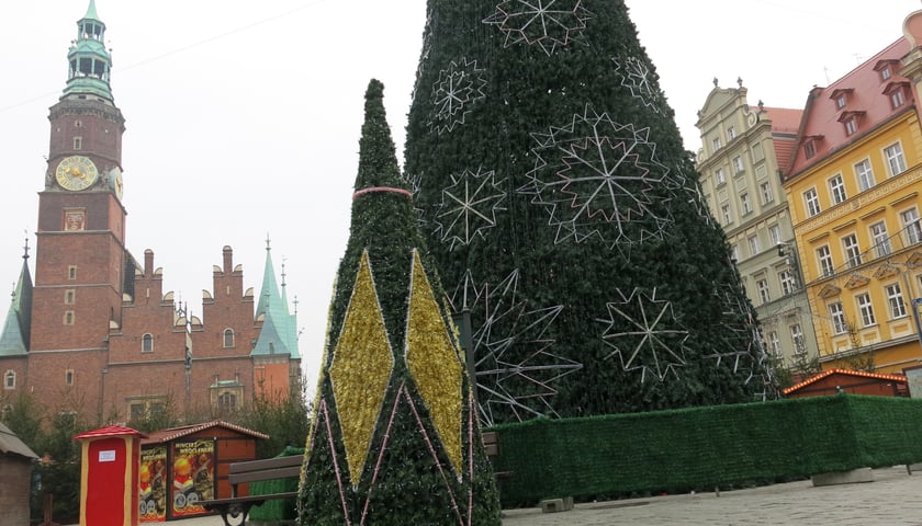 Dziś choinka na Rynku zyska czubek