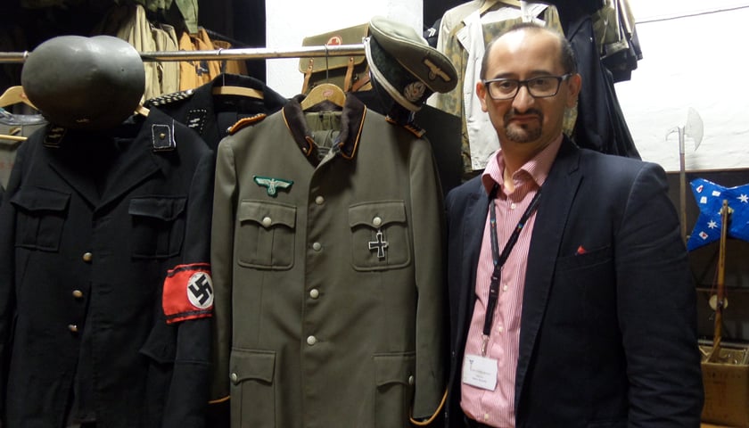 Mundury Klossa idą do cerowania