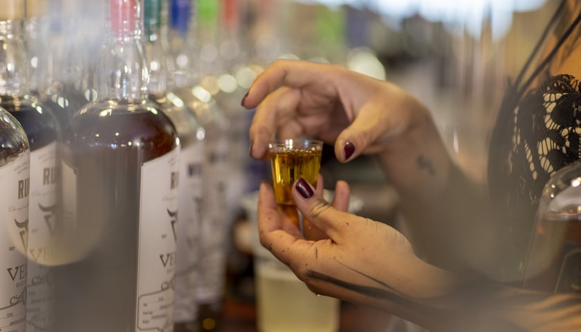 Alkohol wysokoprocentowy w kieliszku.