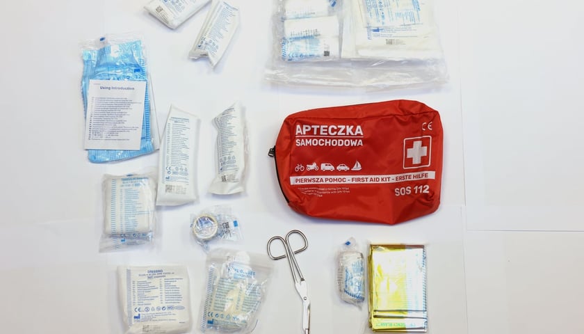 Apteczka i inne rzeczy z plecaka ewakuacyjnego