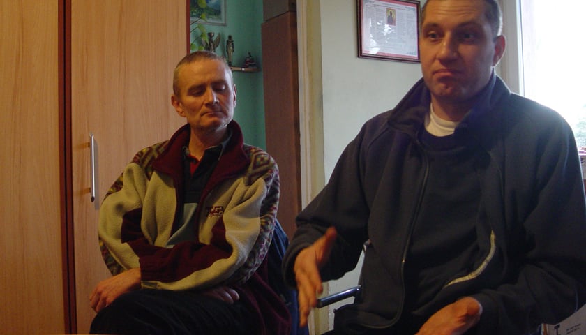 Bezdomni sprzątają cudze mieszkania