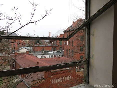 Charytatywnie wymieniają okna w klinice dziecięcej