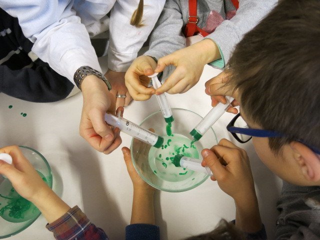 Kawior ze strzykawki i kogel-mogel z syfonu