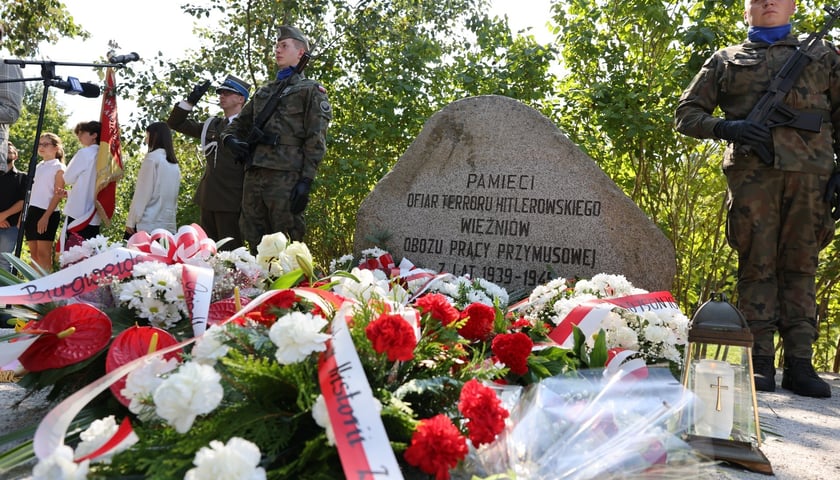 Wieńce i żołnierze przy obelisku pamięci ofiar terroru hitlerowskiego więźniów obozu pracy przymusowej na Sołtysowicach