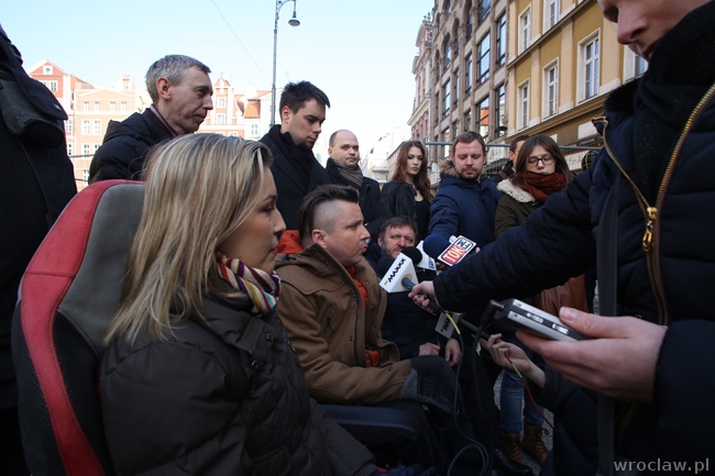 Nowa nawierzchnia Rynku przetestowana [ZDJĘCIA, WIDEO]