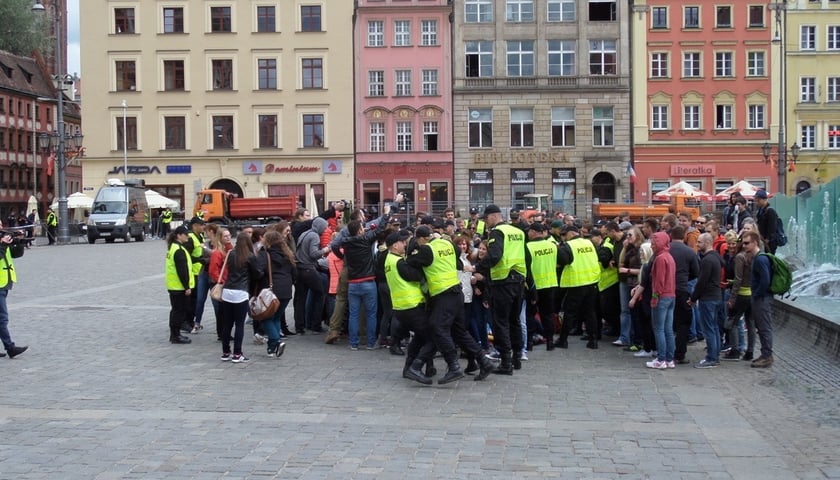 Rynek jak poligon czyli policyjne manewry [ZDJĘCIA, WIDEO]
