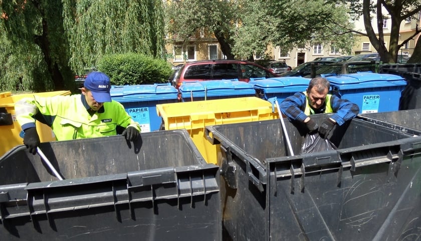 Rowerowi EkoDozorcy pomagają segregować śmieci